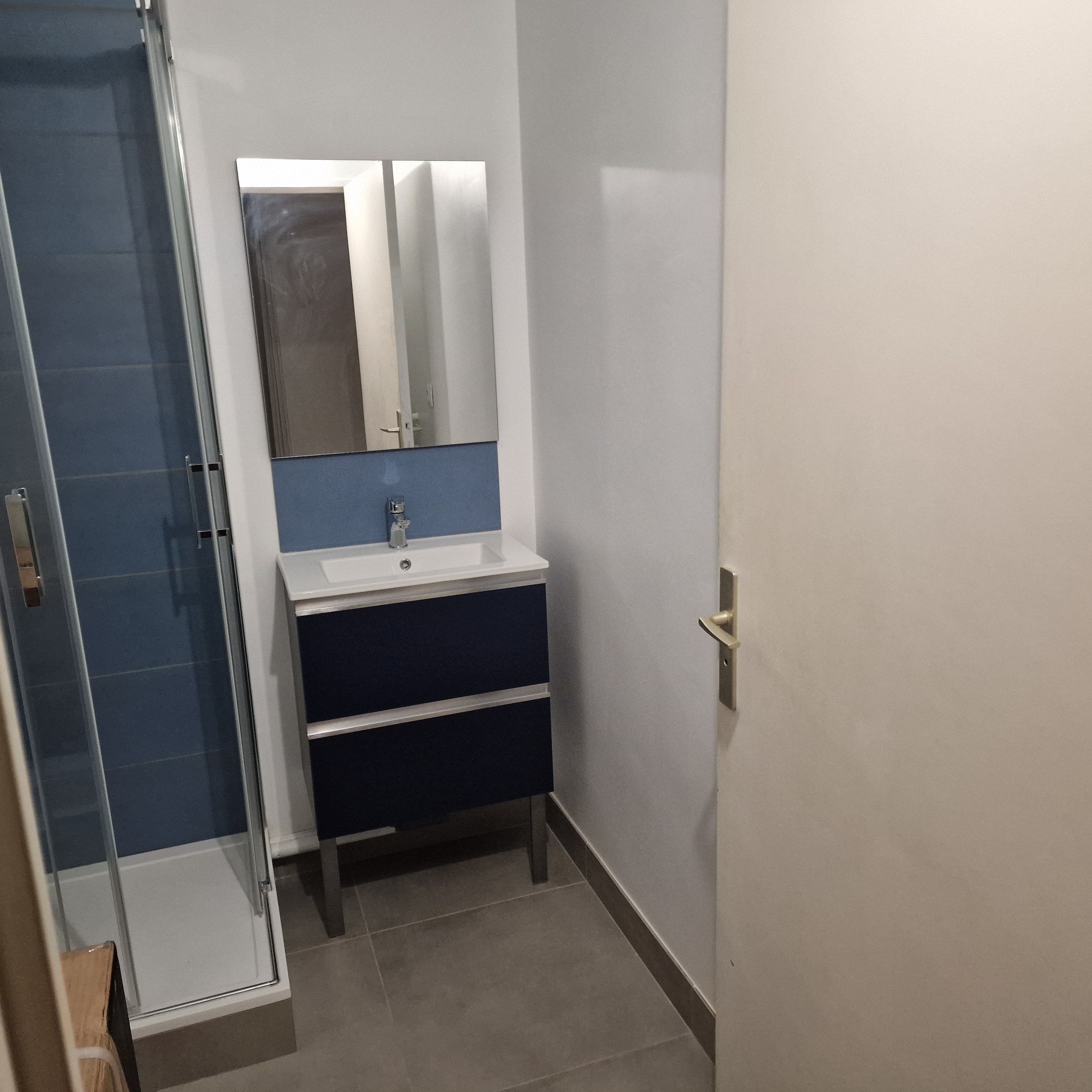 Salle de bain — baignoire, lave-linge, carrelage bleu — Garden Cluny Studio